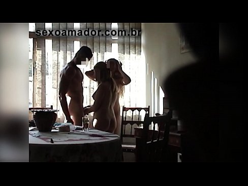 ❤️ Amigos sexuais convidam um homem gigante e uma ménage à trois com ele ️ Porno fodido em nós ❤