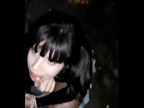❤️ Na rua, o pênis inchado em troca de doces ️ Porno fodido em nós ❤