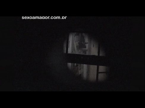 ❤️ Lourinho é secretamente filmado por um voyeur de bairro escondido atrás de tijolos ocos ️ Porno fodido em nós ❤