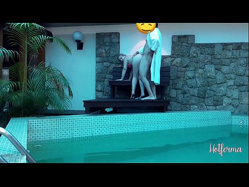 ❤️ Chefe convida empregada para a piscina, mas não conseguiu resistir a um ️ Porno fodido em nós ❤