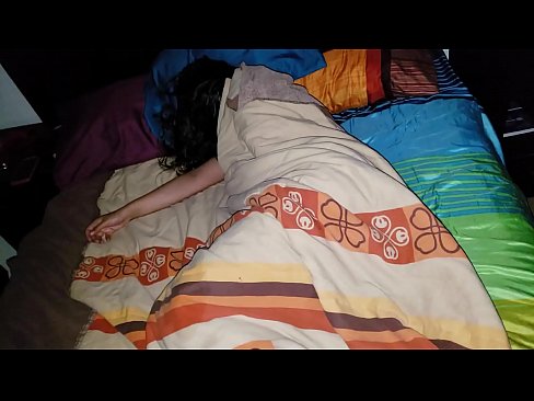❤️ Stepson berating sua jovem madrasta enquanto ela dorme. ️ Porno fodido em nós ❤